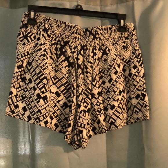 Patterned shorts - Picture 2 of 2